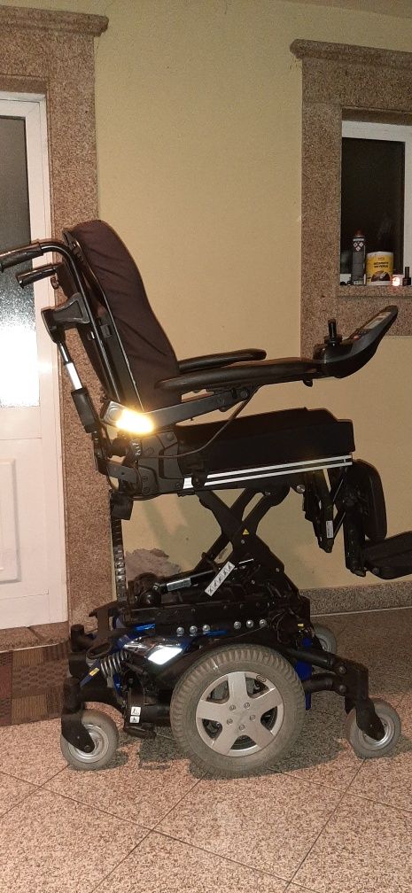 Promoção . Cadeira de rodas elétrica com elevação em altura .