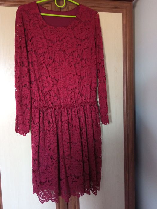 Bordowa koronkowa sukienka