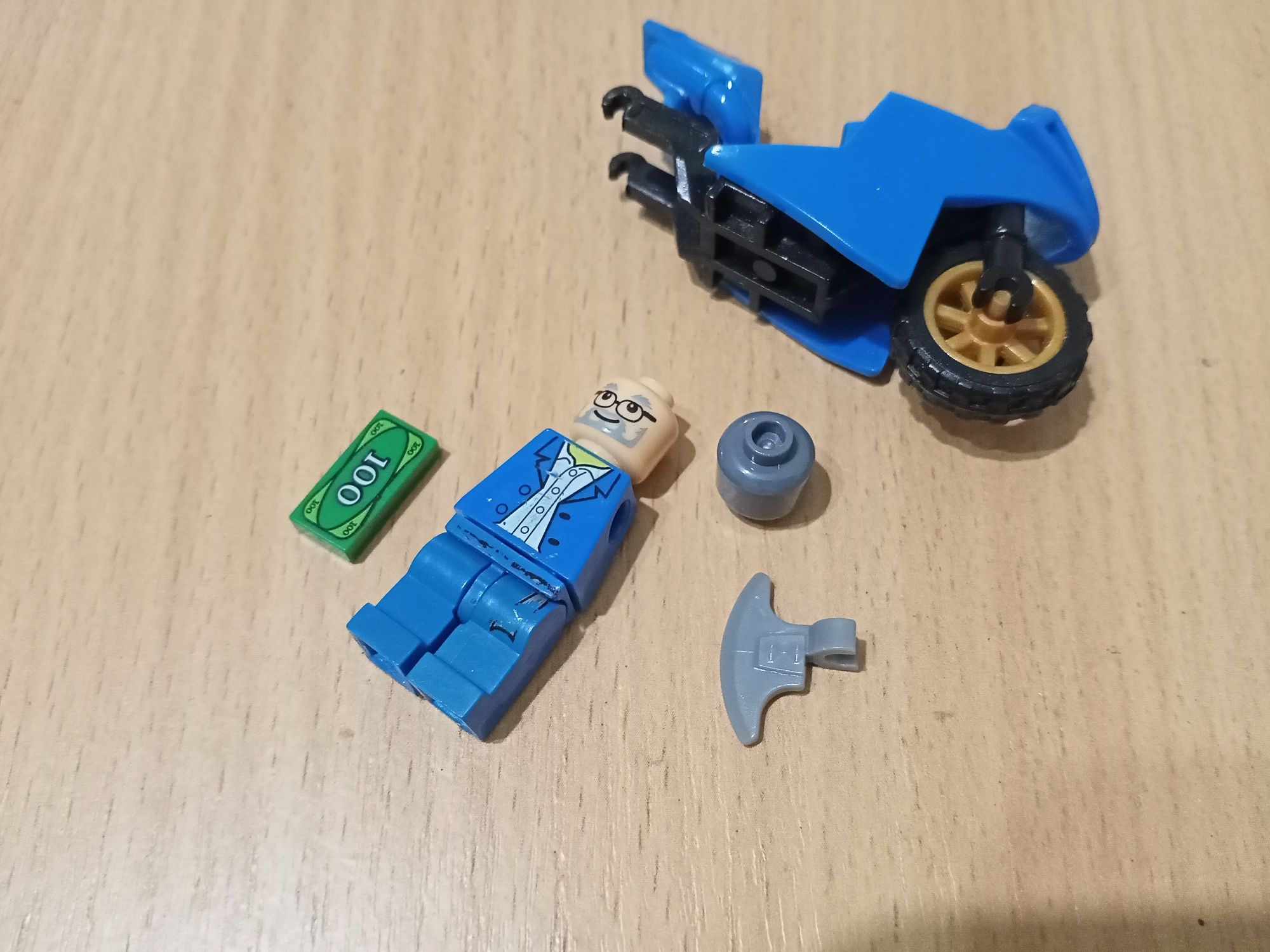 Продам Lego человечки .
