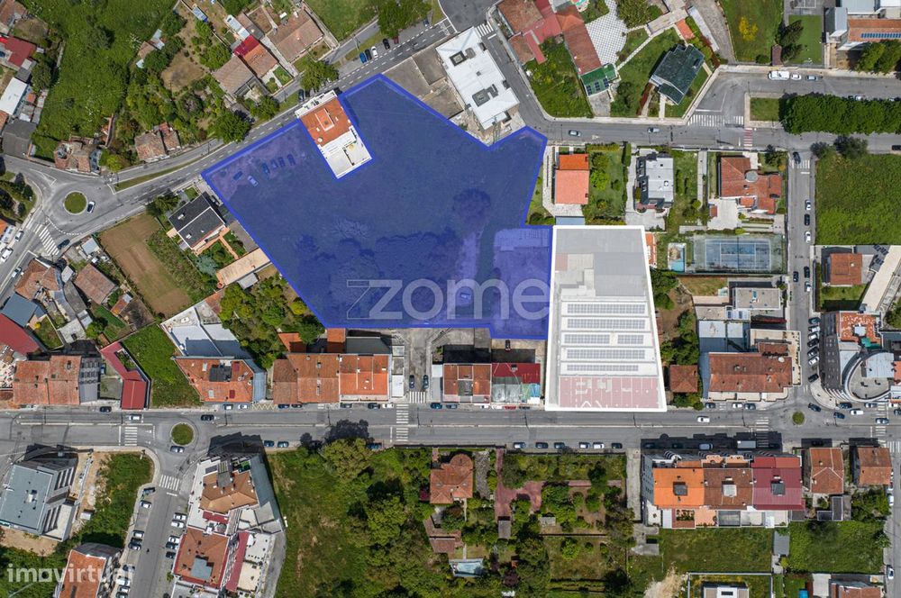 Armazém e terreno ao centro de São João da Madeira