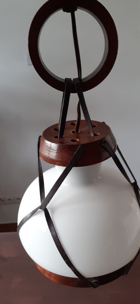 Lampa sufitowa z drewnem