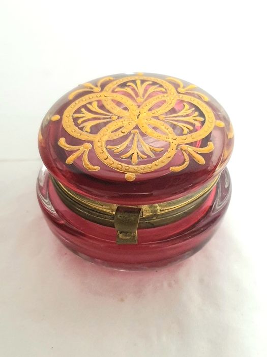 Lindissima pequena antiga caixa em vidro cranberry esmaltada à mão