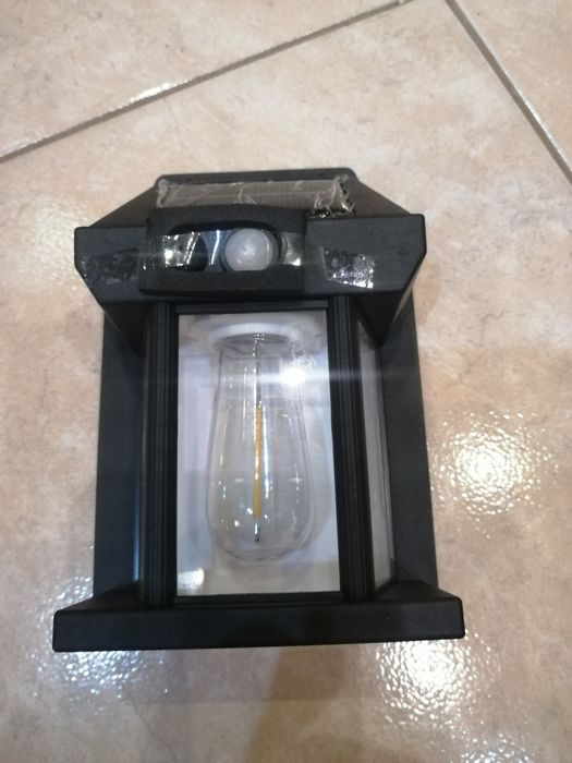 Lampka kinkiet solarny z czujnikiem ruchu