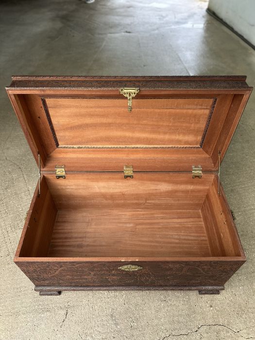 Bau Vintage em Madeira Trabalhada