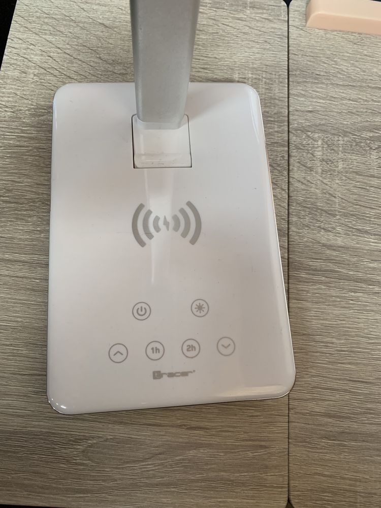 Lampka z funkcją ładowania bezprzewodowego i USB