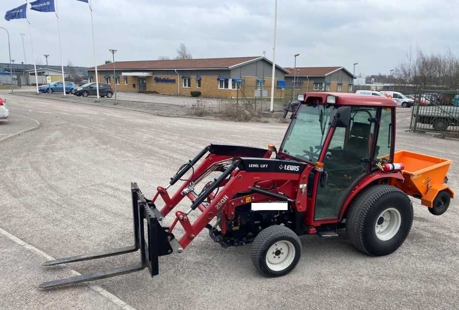 Traktor Shibaura ST 333 z ładowaczem, pług do śniegu, zamiatarka itd.