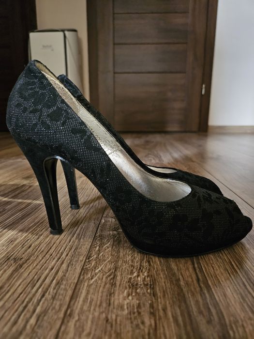Czarne szpilki ze zdobionym materiałem bez palców Badura r.38