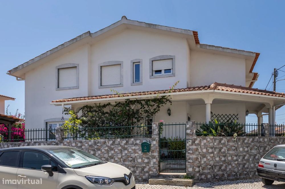 Moradia T5 no centro da Quinta do Conde – Espaço, Conforto e Localizaç