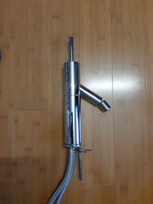 2 torneiras WC em inox, elegantes