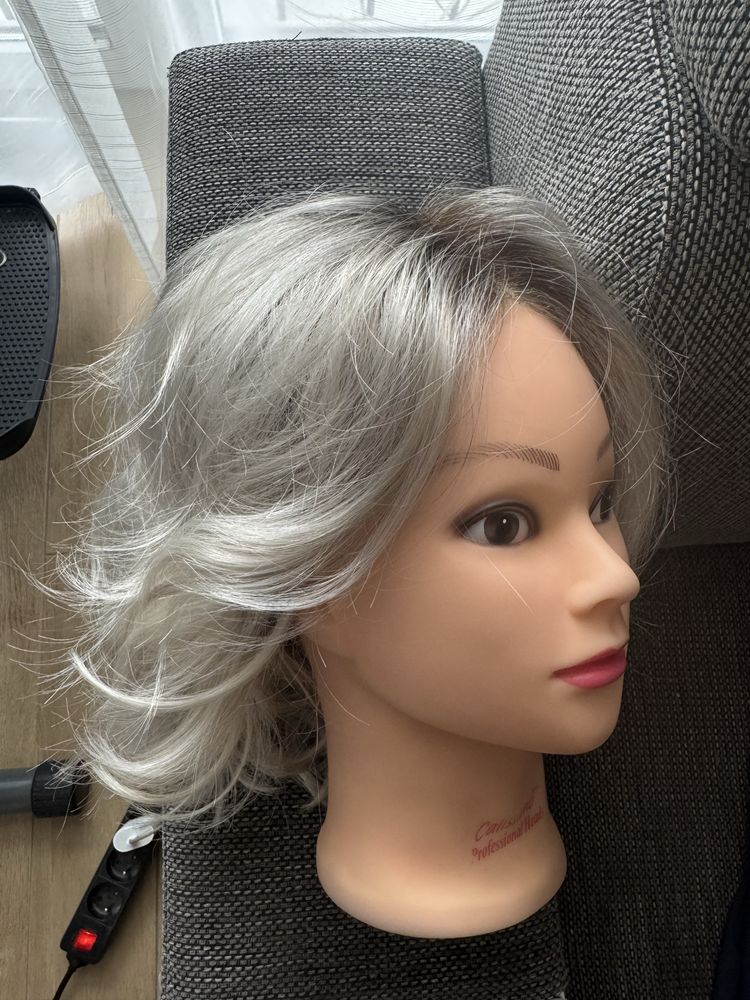 Peruka lace front Rokoko ruchomy przedzialek platyna z ciemnym odroste
