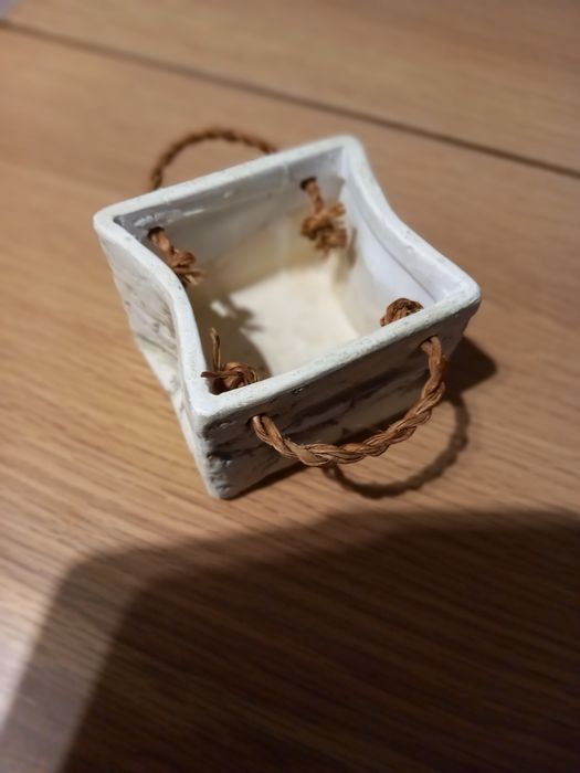 Mała doniczka osłonka ze sznurkami