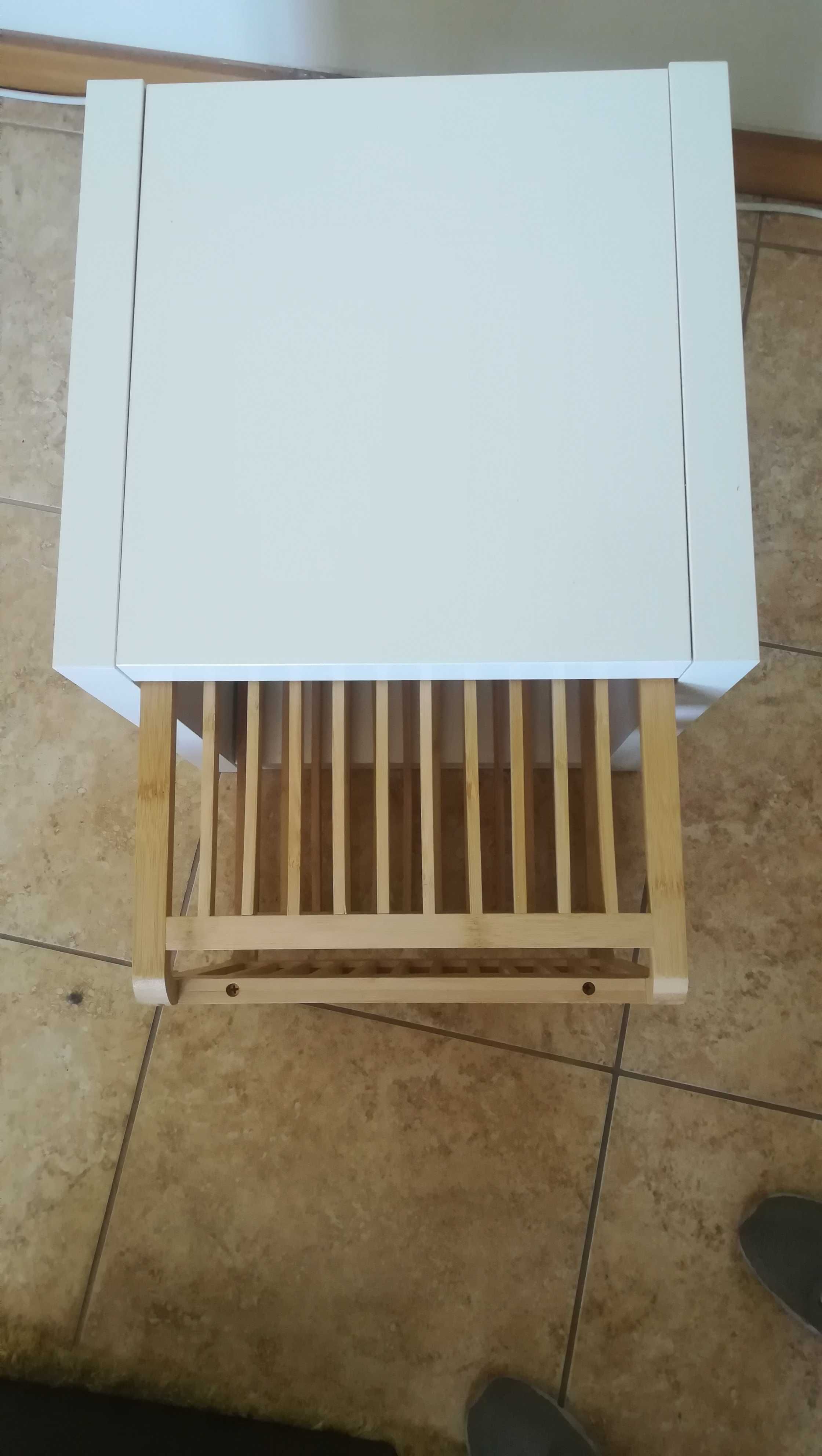 Mesa de apoio constituída por dois elementos branco /bamboo.