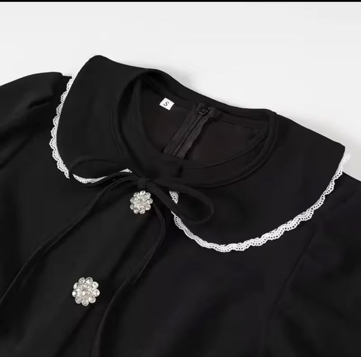 Чорна міні сукня з комірцем