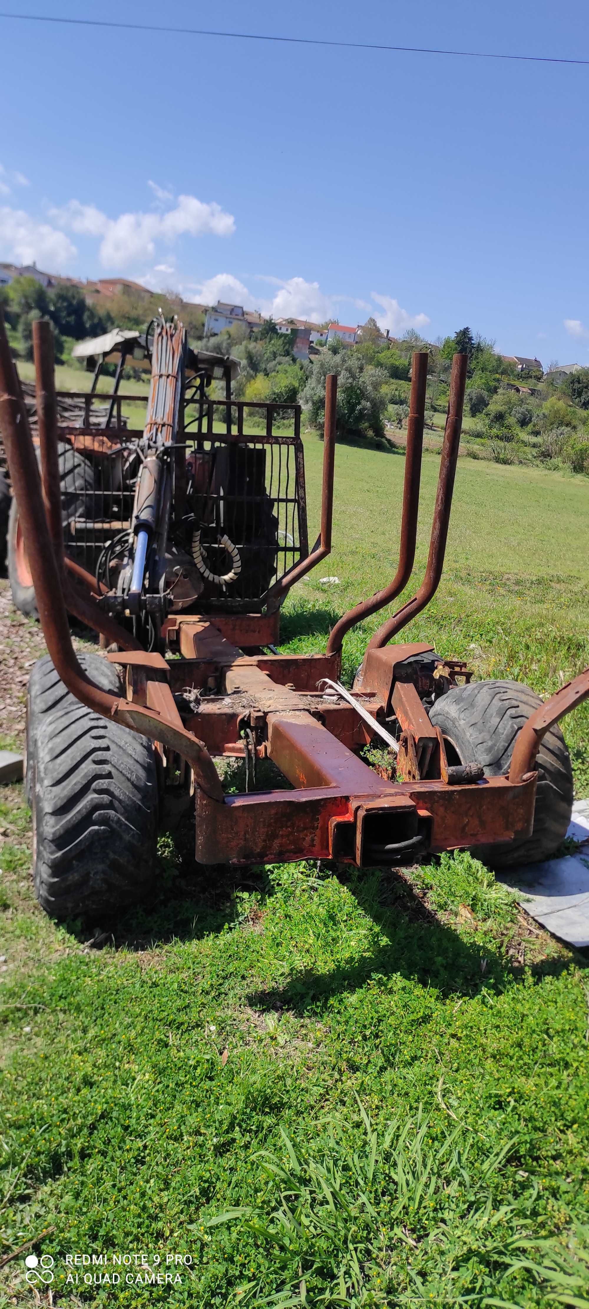 Reboque florestal com grua de 7.5m