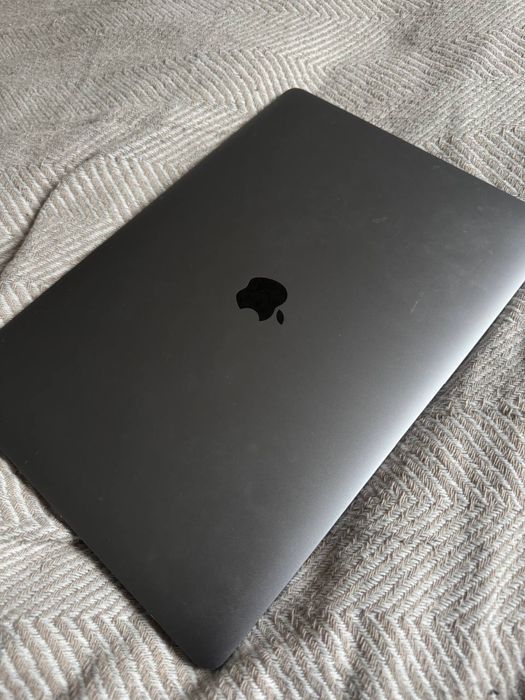 Macbook pro 15 2019 i9 16 gb radeon pro 560x 4 gb