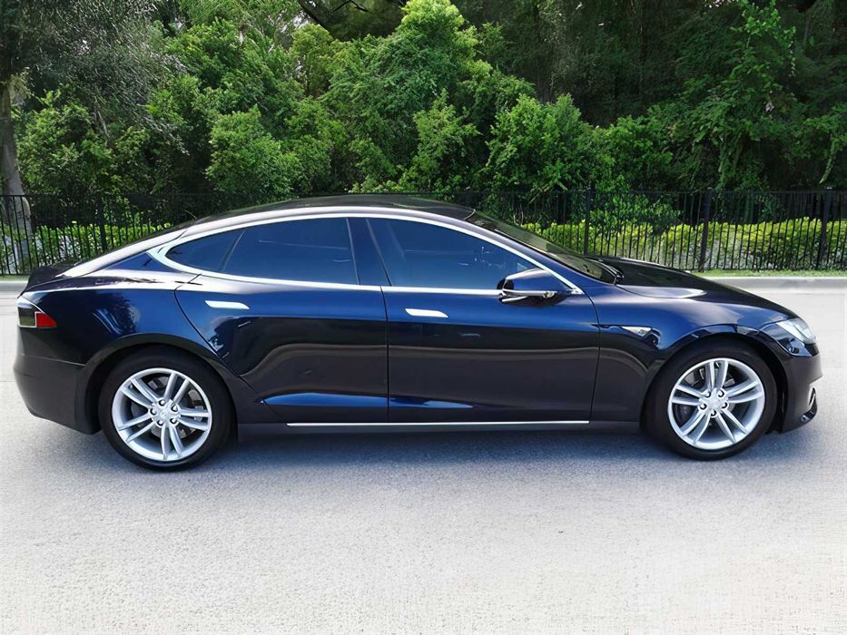 Tesla Model S      2015