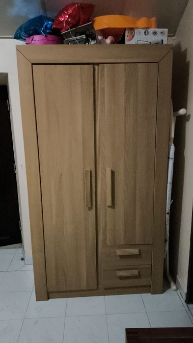 Roupeiro duas portas e duas gavetas
