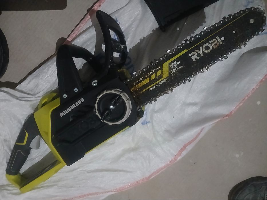 Vendo motoserra eléctrica ( eletrosserra ) s/ carregador a trabalhar