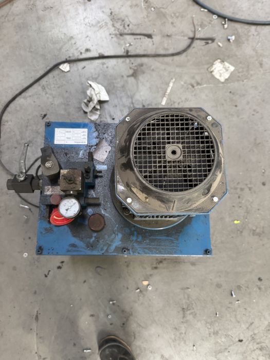 Pompa hydrauliczna z pojemnikiem na olej