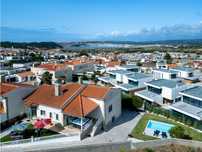 Moradia com Piscina, Garagem e Espaço de Habitação Independente em ...