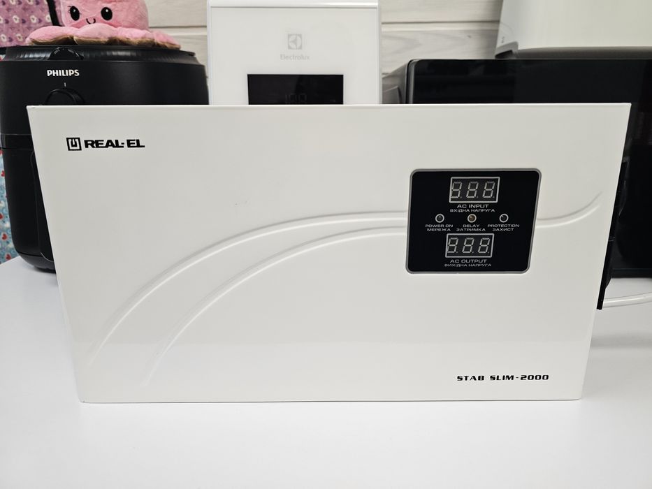 Стабілізатор напруги REAL-EL STAB SLIM-2000 White