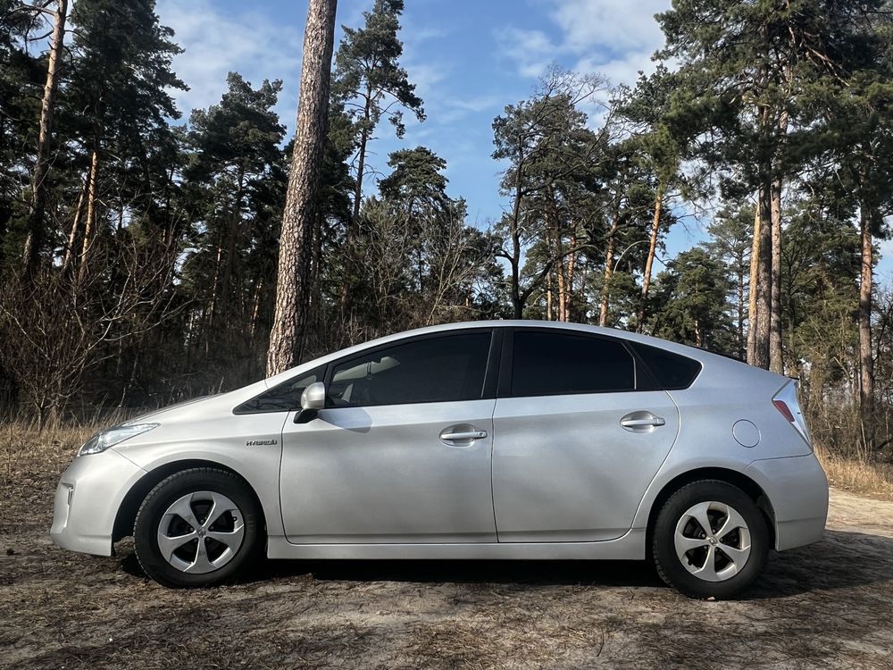 Продам Tayota Prius 2013