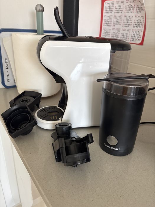 Cantinho do café completo com Cafeteira, maquina de moer grão e tudo