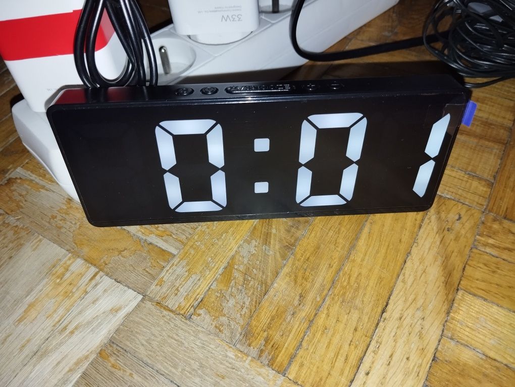 Zegarek budzik LED