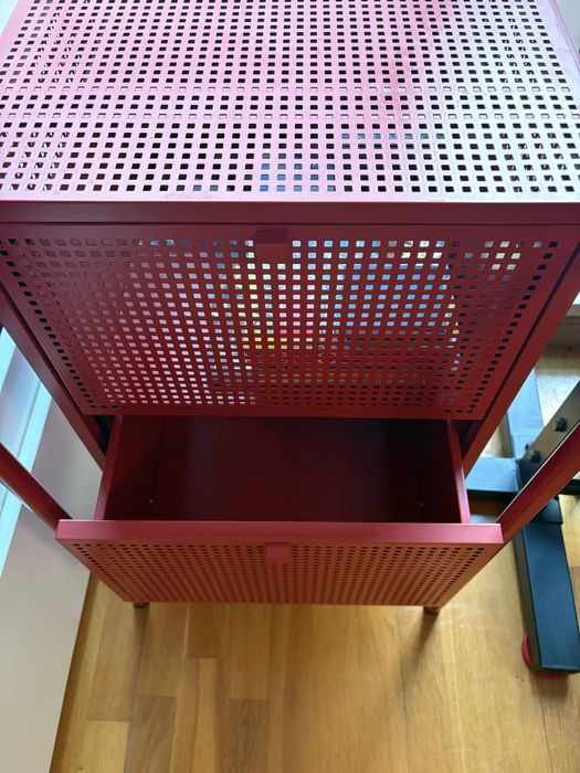 Mesa de cabeceira encarnada Ikea