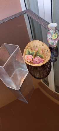 Loiça, vidro e cesto