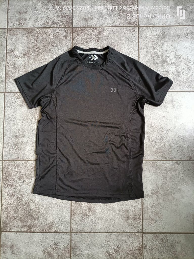 Czarna koszulka sportowa. 157