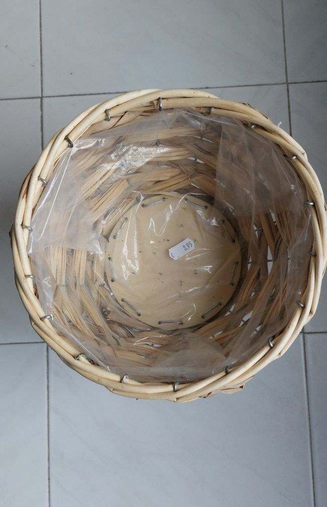 Suporte de vaso / cesto com pés de madeira
