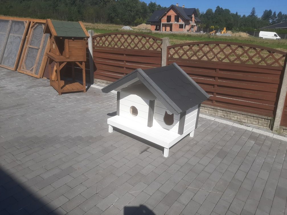 Buda dla kota z wiatrołapem