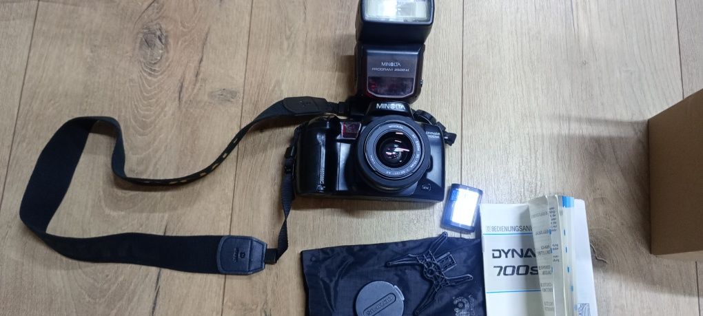 Aparat Minolta Dynax 700si plus obiektyw i lampa, zestaw