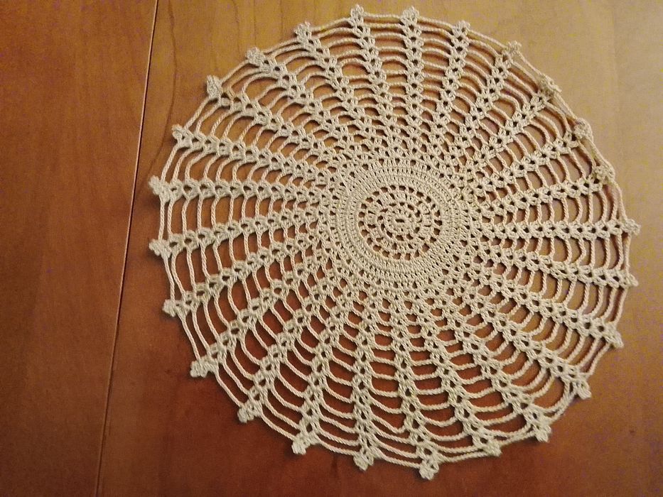 Conjunto de cinco naperons beje em crochê feitos á mão