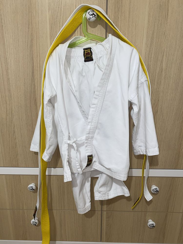 Kimono karate 130 cm oraz pasy żółty i biały firmy Bushi