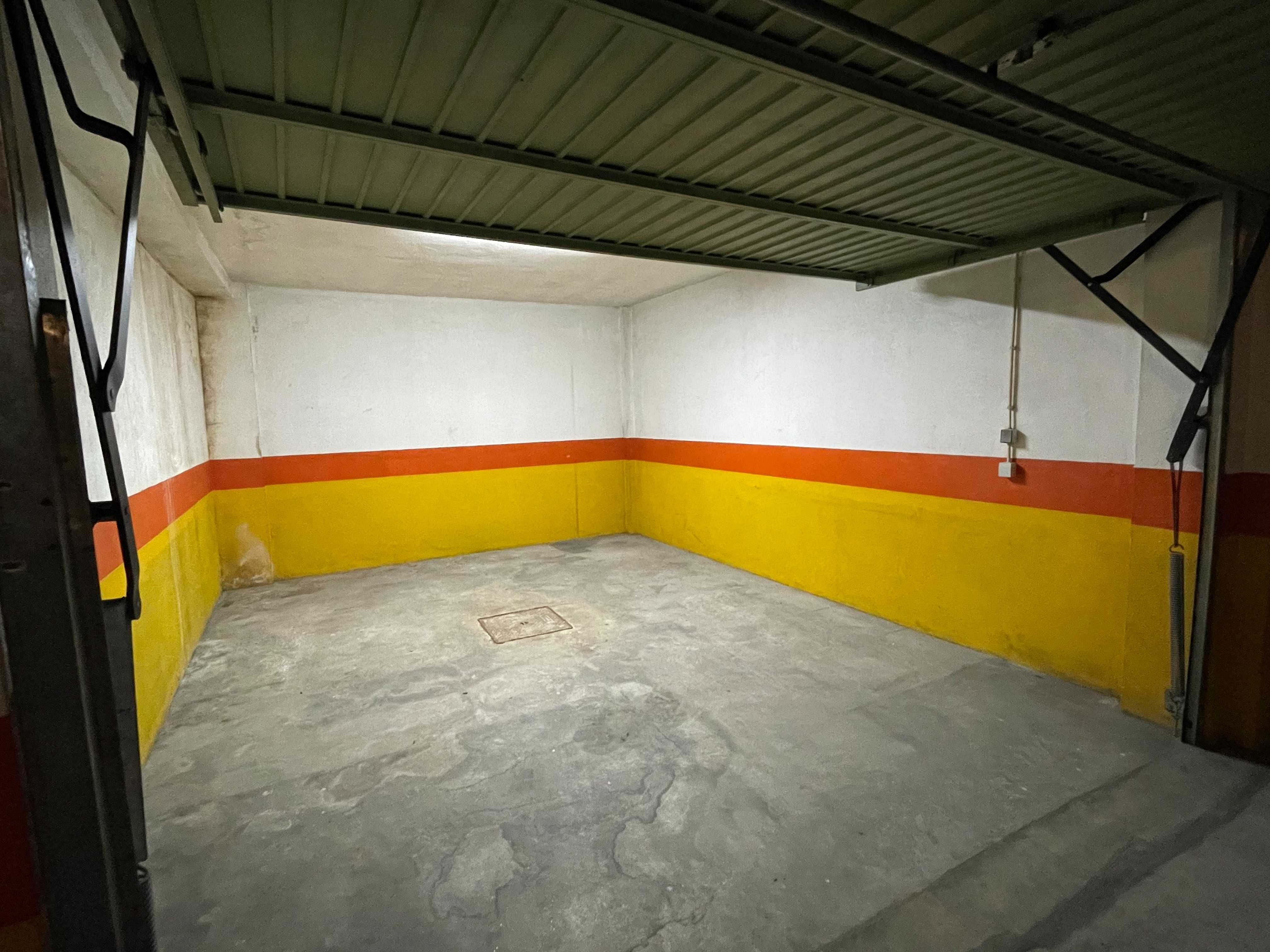 Garagem fechada com 36 metros quadrados