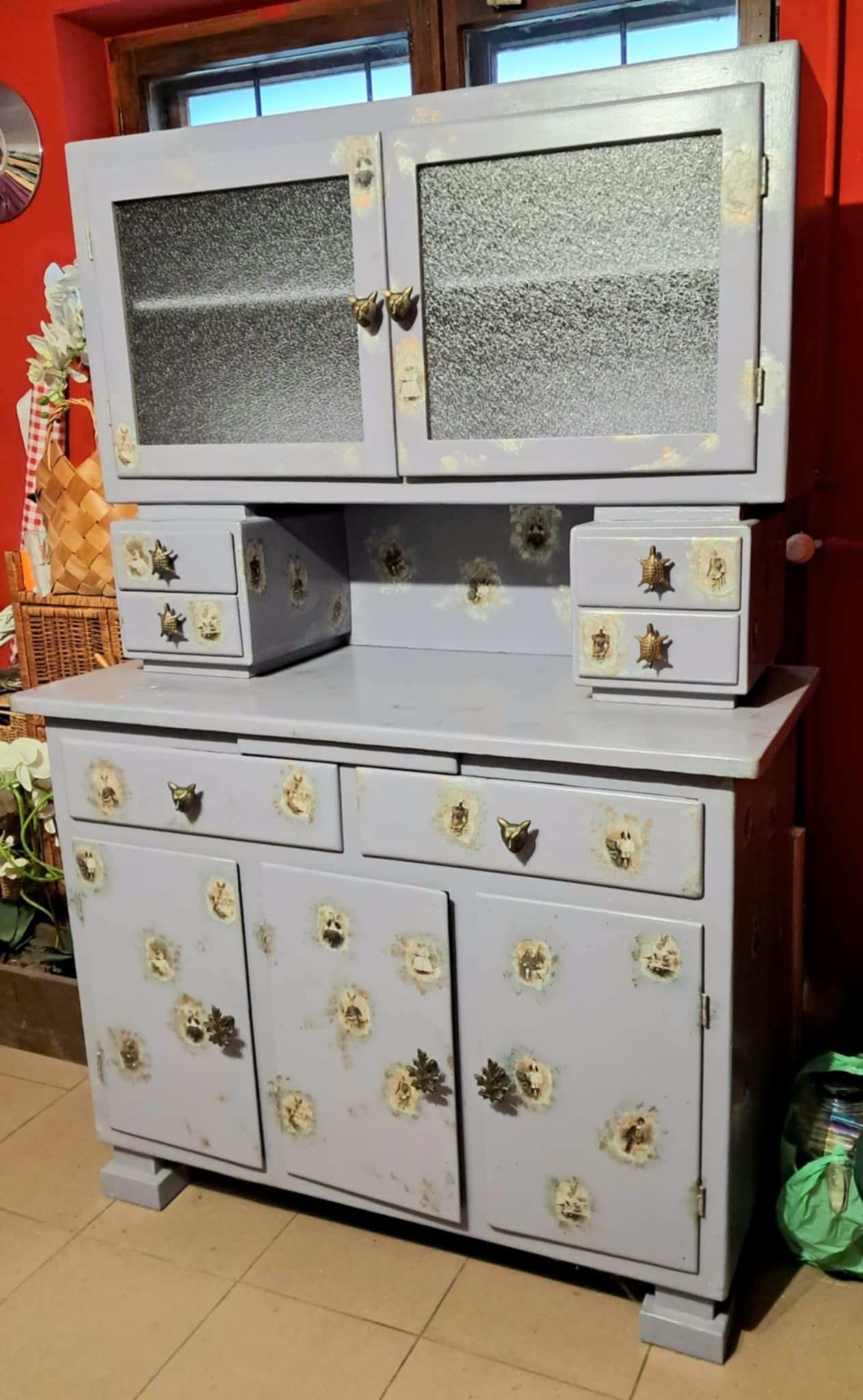 Kredens w stylu vintage
