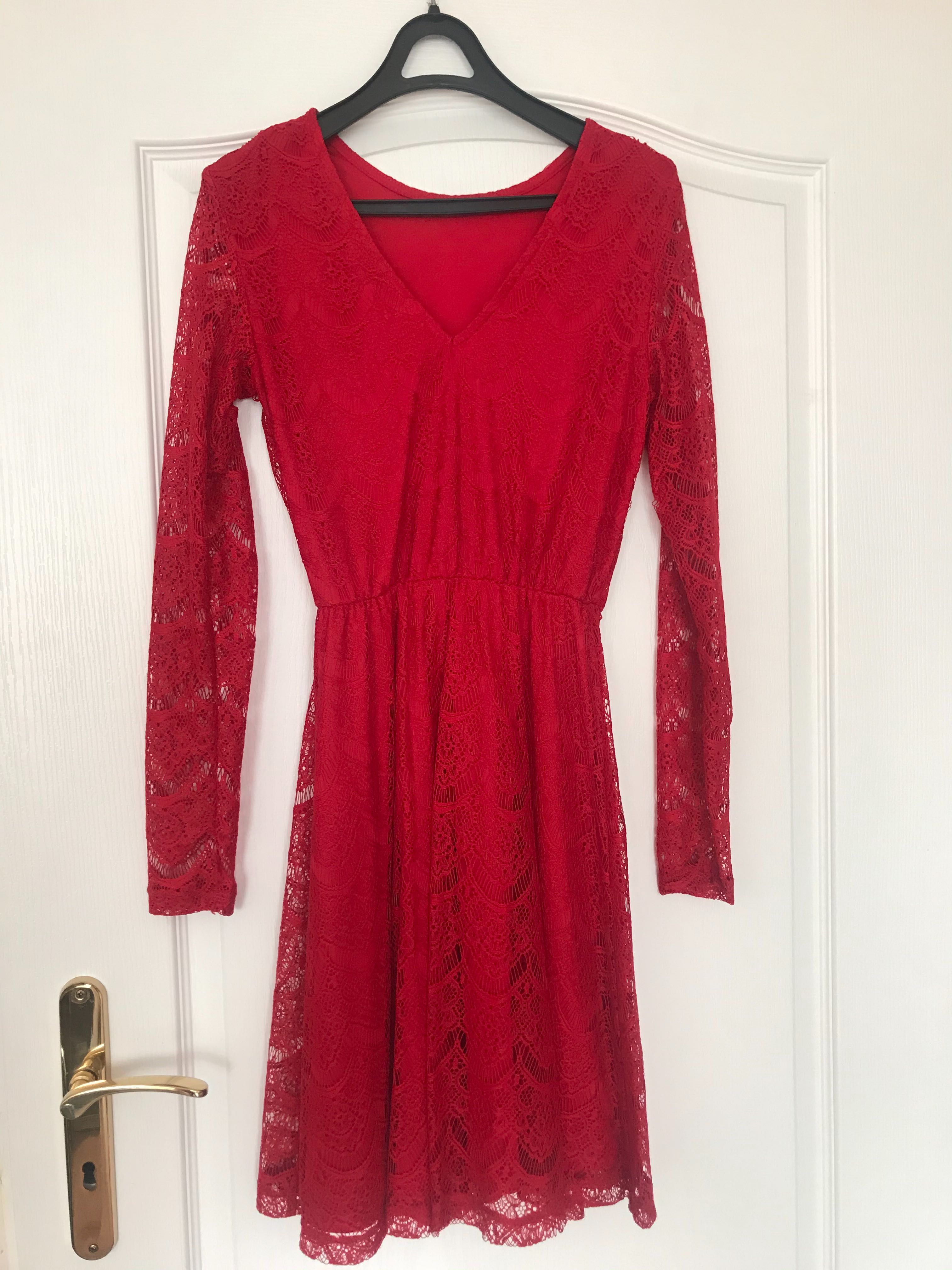 Czerwona koronkowa sukienka Reserved