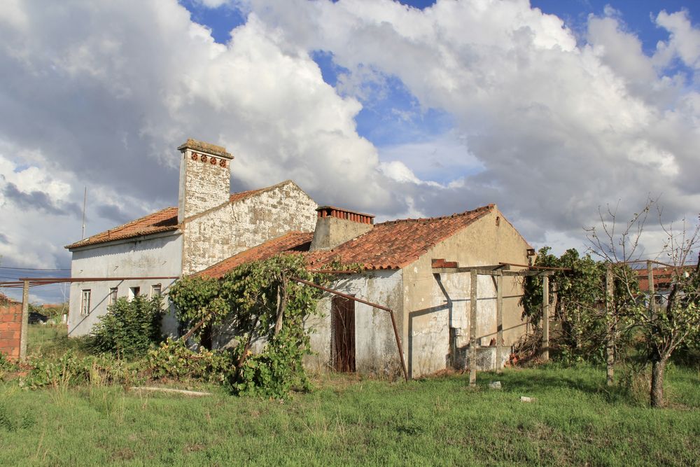 EXECLENTE INVESTIMENTO Casa para recuperação com grande terreno