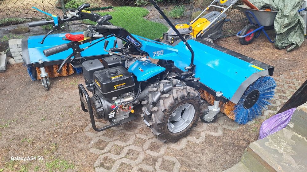 Odśnieżanie i utrzymanie chodników ,podjazdów