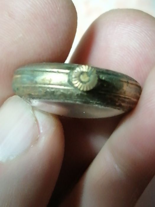 Pequeno Relógio de corda Antigo muito bom funcionamento