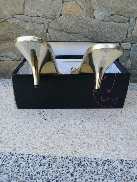 Sandália dourada. Roberto Botella