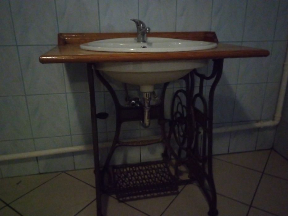 Umywalka stolik łazienka.