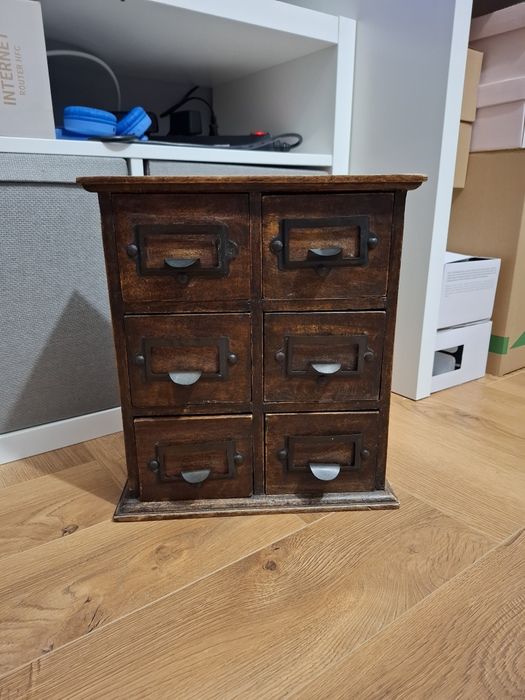 Stylowa stara drewniana szafeczka z szufladkami