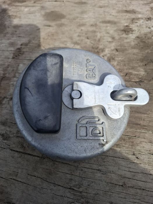 Продам крышку топливного бака CATERPILLAR