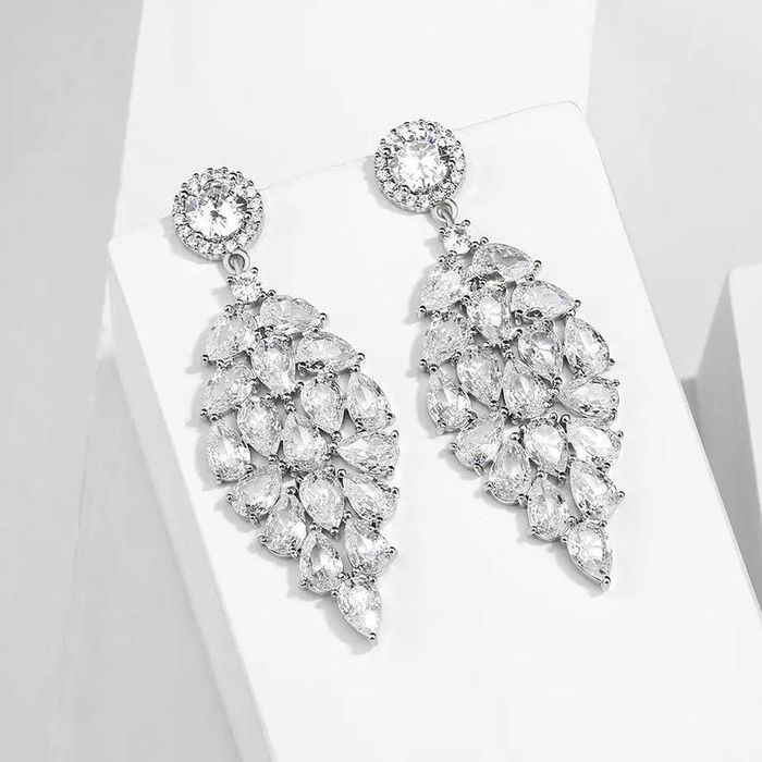 Серьги, серёжки гвоздики,лепестки с камнями,камешками блестящие