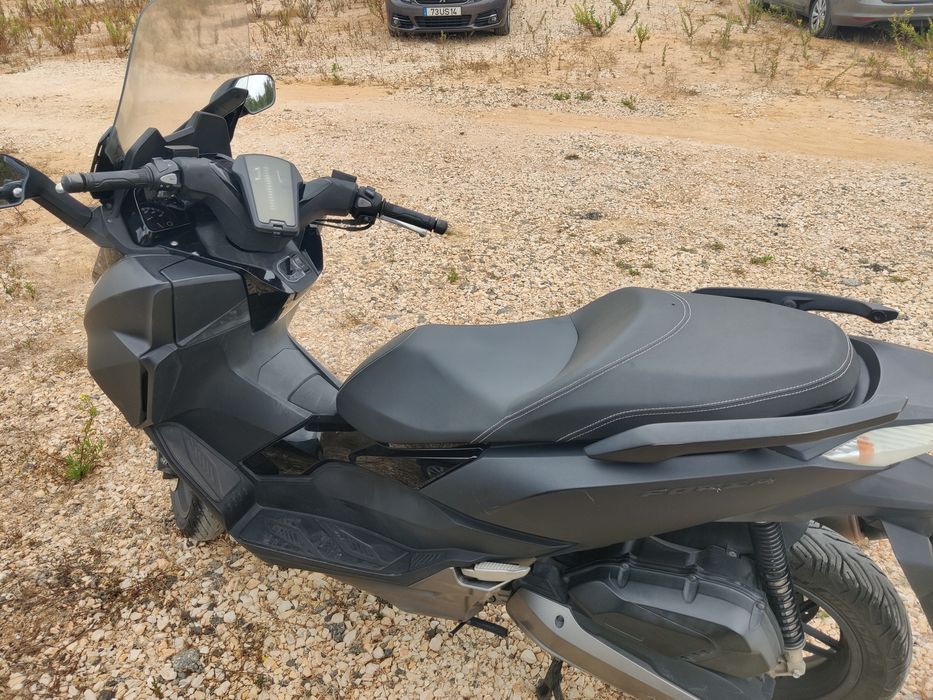Honda Forza 125 preta