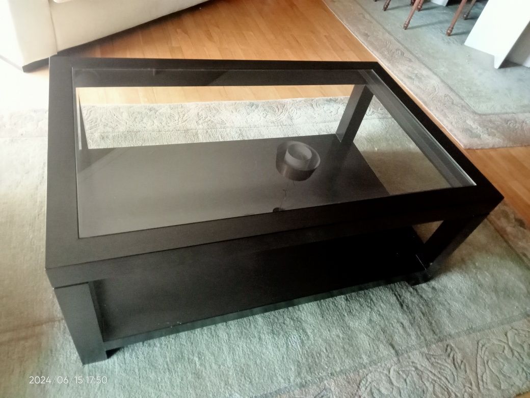 Mesa de centro em madeira com tampo em vidro