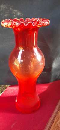 Rubinowy wazon z falbanką